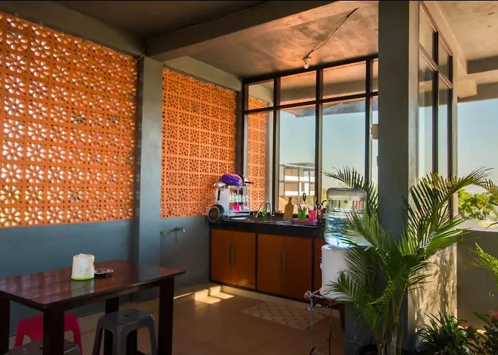Canggu Ocean House Orange, Shared Pool - By Walk To The Beach! Canggu (Bali)
