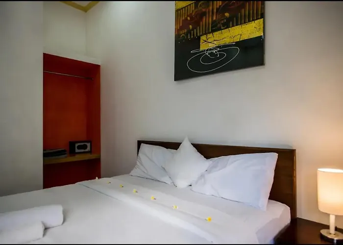 Canggu Ocean House Orange, Shared Pool - By Walk To The Beach! Guest house