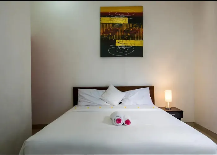 Canggu Ocean House Orange, Shared Pool - By Walk To The Beach! Canggu (Bali)