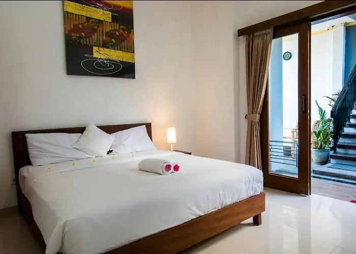 Canggu Ocean House Orange, Shared Pool - By Walk To The Beach! Guest house